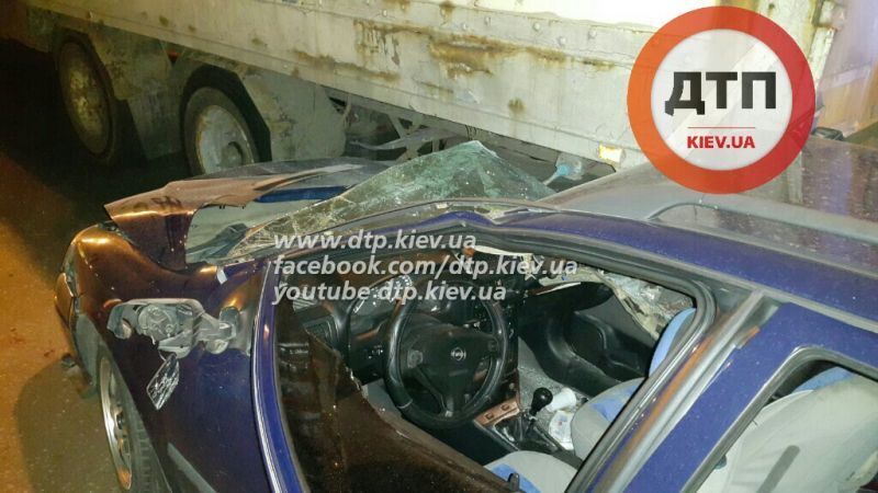 В Киеве Opel залетел под фуру: тяжело травмирована пассажирка