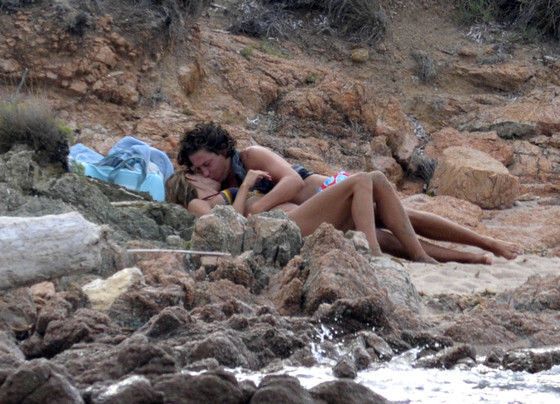 42-летняя Хайди Клум устроила секс-игры на пляже с молодым любовником