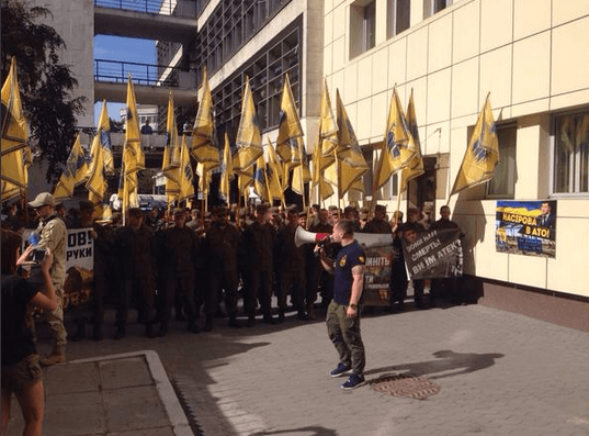 "Азов" заблокировал здание Госфискальной службы: фотофакт