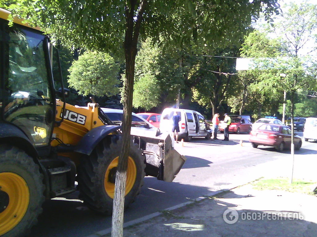 В Киеве столкнулись трактор и легковушка: фотофакт