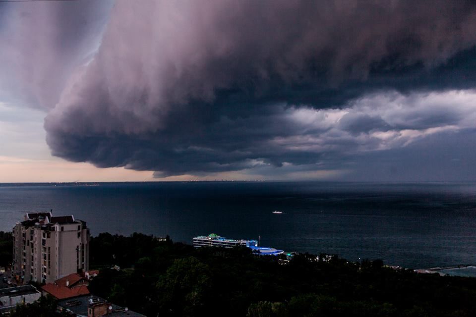 Це небо хотіло впасти на Одесу: зібрані неймовірні фото грози над морем