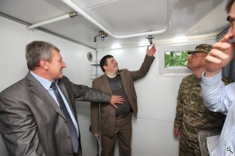 В Киеве представили мобильный банно-прачечный комплекс для ВСУ: фоторепортаж