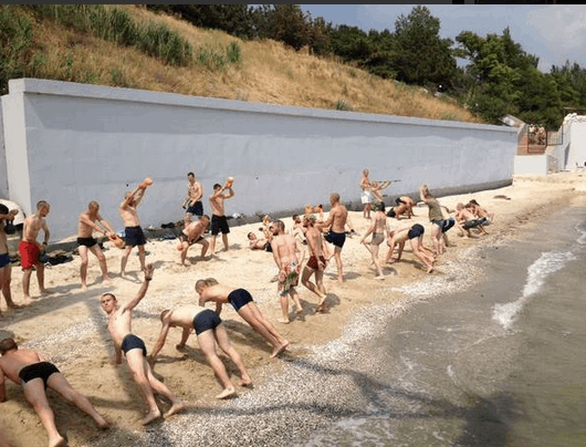 "Азов" показав інтенсивні тренування на пляжі: фоторепортаж