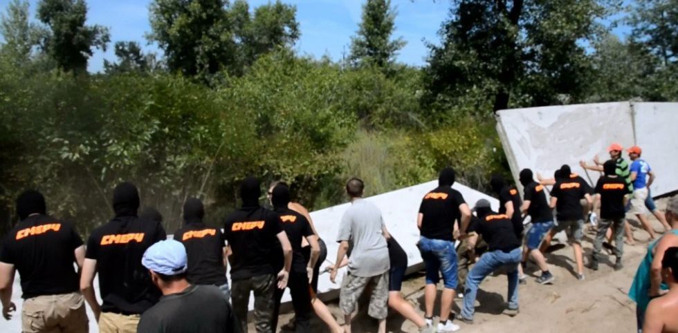 Активисты разбили забор возле коттеджей Довгого, Бойко и Кинаха: фоторепортаж