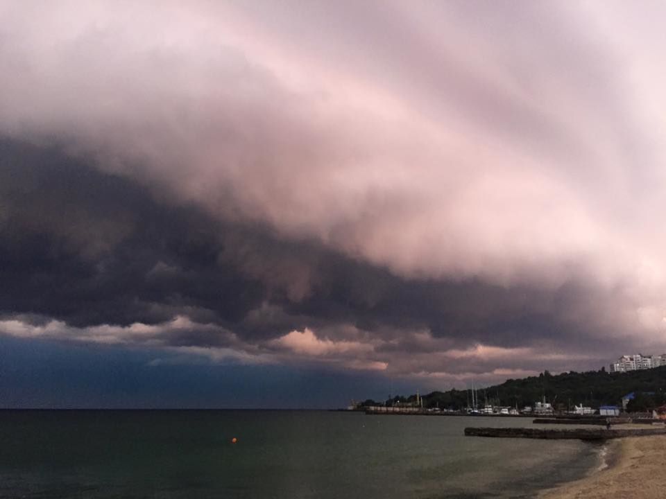 Це небо хотіло впасти на Одесу: зібрані неймовірні фото грози над морем