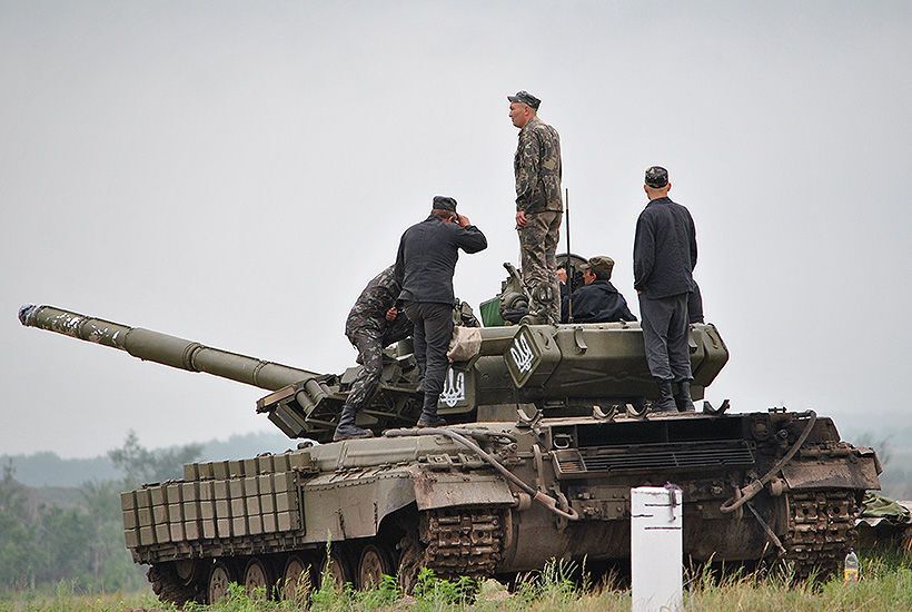 На Харьковщине военные стреляли из танков Т-64БВ: фоторепортаж