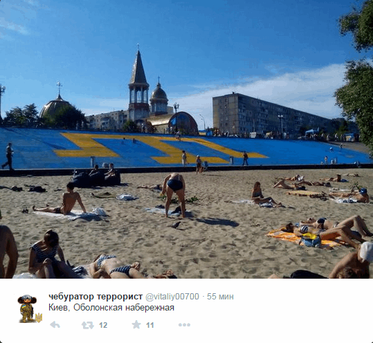 В Киеве нарисовали гигантский крымскотатарский флаг: фото и видео