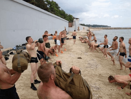"Азов" показал интенсивные тренировки на пляже: фоторепортаж