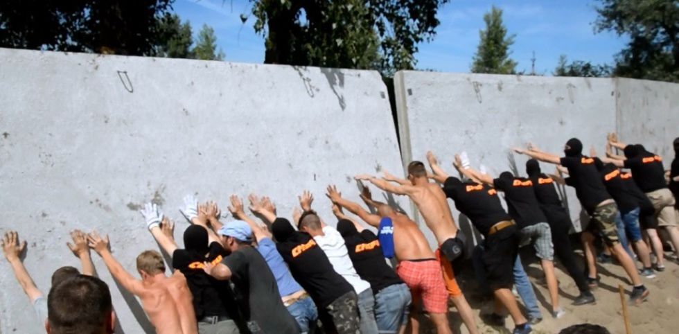 Активісти розбили паркан біля котеджів Довгого, Бойко і Кінаха: фоторепортаж