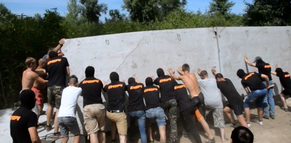 Активисты разбили забор возле коттеджей Довгого, Бойко и Кинаха: фоторепортаж