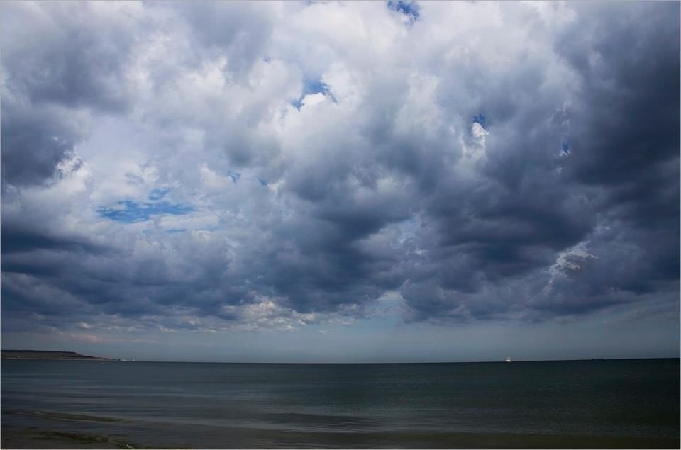 Це небо хотіло впасти на Одесу: зібрані неймовірні фото грози над морем