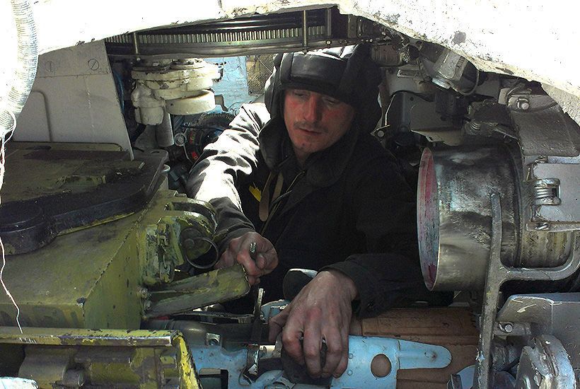 На Харківщині військові стріляли з танків Т-64БВ: фоторепортаж