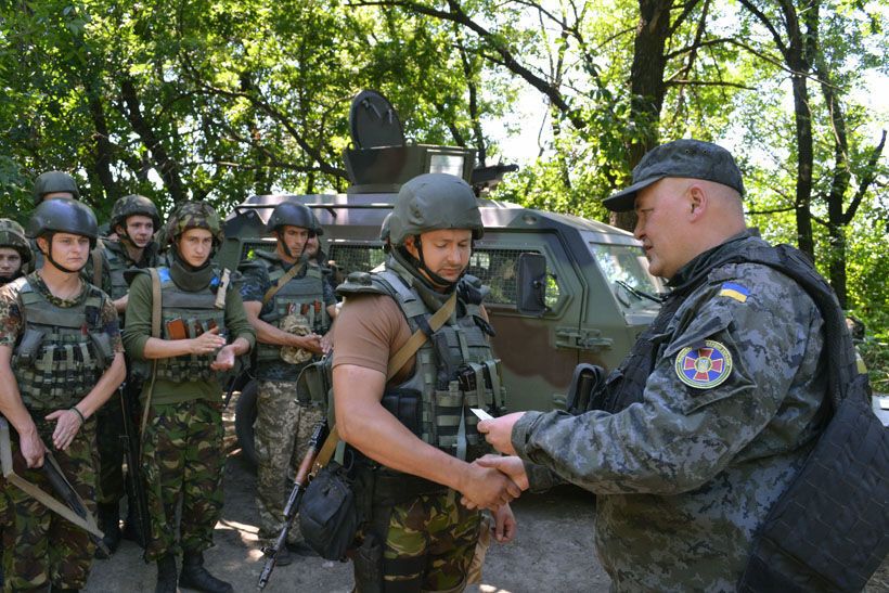 Бойцов АТО на передовой наградили медалями "Независимость Украины"