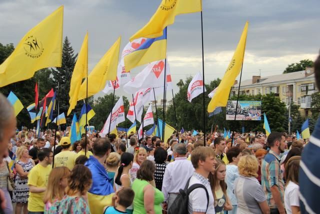 У Краматорську тисячі жителів відзначили річницю визволення гімном України: фото і відеофакт