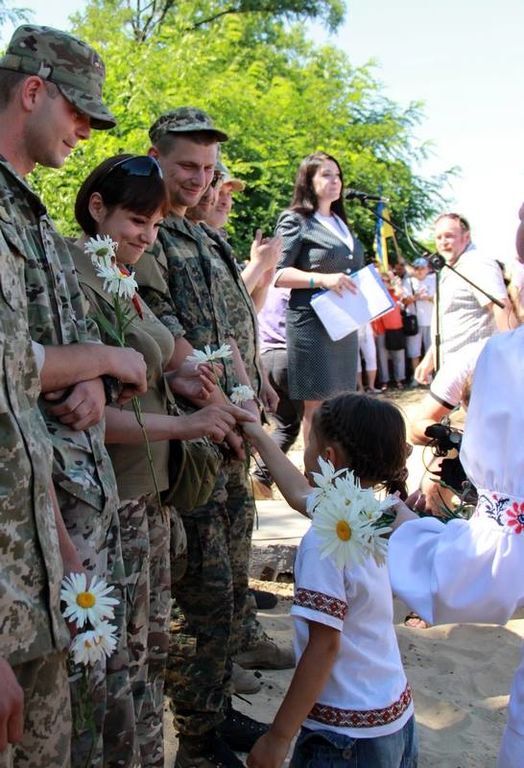 Між Слов'янськом і Краматорськом відкрили пам'ятник загиблим героям АТО: опубліковані фото