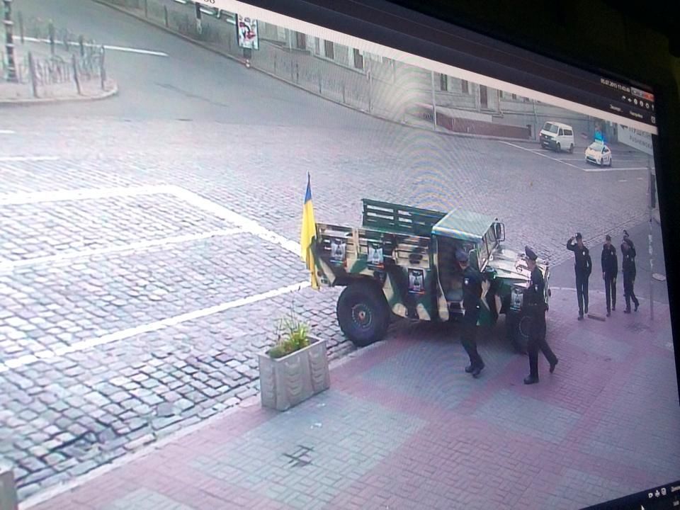 Патрули в Киеве затолкали Hummer с проезжей части на тротуар. Фотофакт