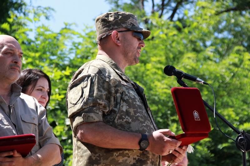 Між Слов'янськом і Краматорськом відкрили пам'ятник загиблим героям АТО: опубліковані фото