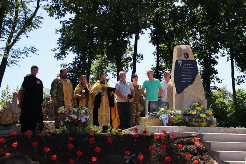 Між Слов'янськом і Краматорськом відкрили пам'ятник загиблим героям АТО: опубліковані фото