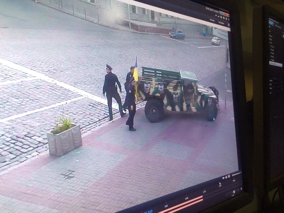 Патрули в Киеве затолкали Hummer с проезжей части на тротуар. Фотофакт