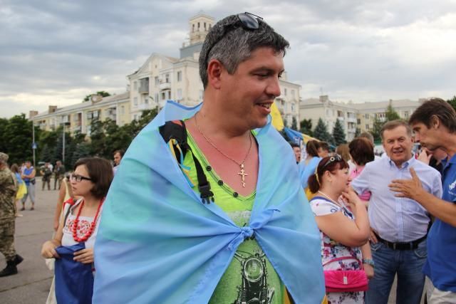 У Краматорську тисячі жителів відзначили річницю визволення гімном України: фото і відеофакт