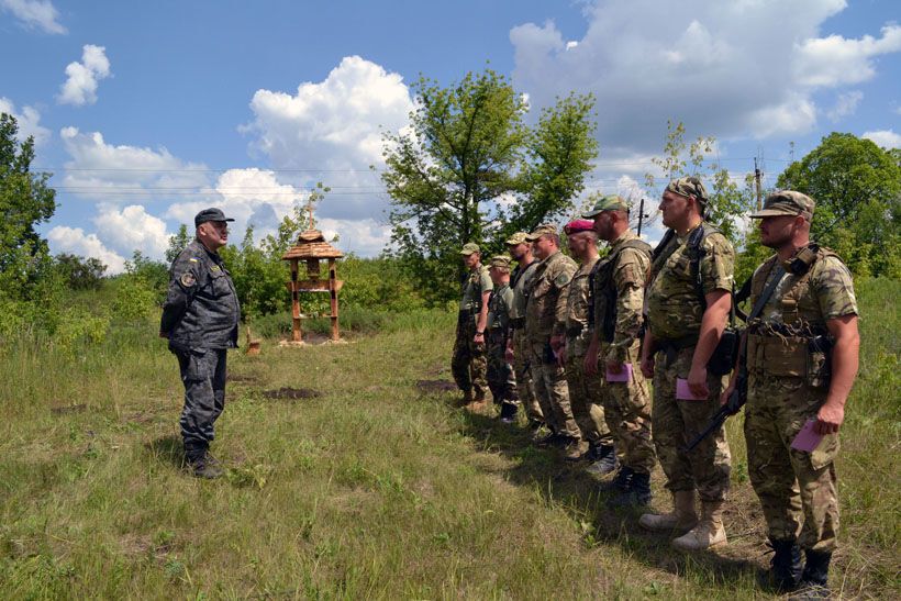 Бійців АТО на передовій нагородили медалями "Незалежність України"