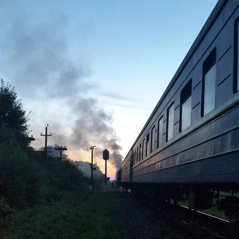 На Прикарпатье в поле загорелся пассажирский поезд с людьми: фото с места ЧП