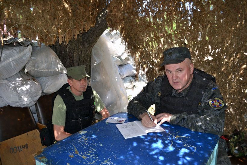 Бійців АТО на передовій нагородили медалями "Незалежність України"