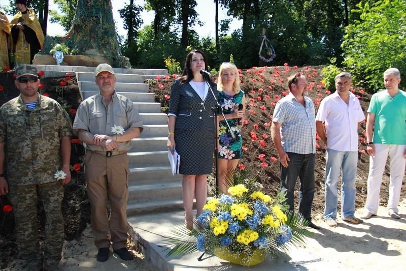 Між Слов'янськом і Краматорськом відкрили пам'ятник загиблим героям АТО: опубліковані фото