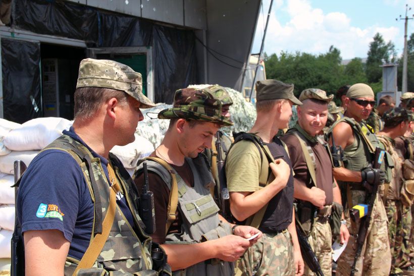 Бійців АТО на передовій нагородили медалями "Незалежність України"