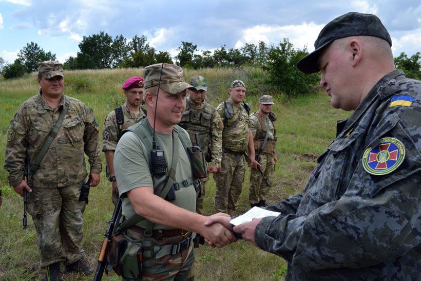 Бойцов АТО на передовой наградили медалями "Независимость Украины"