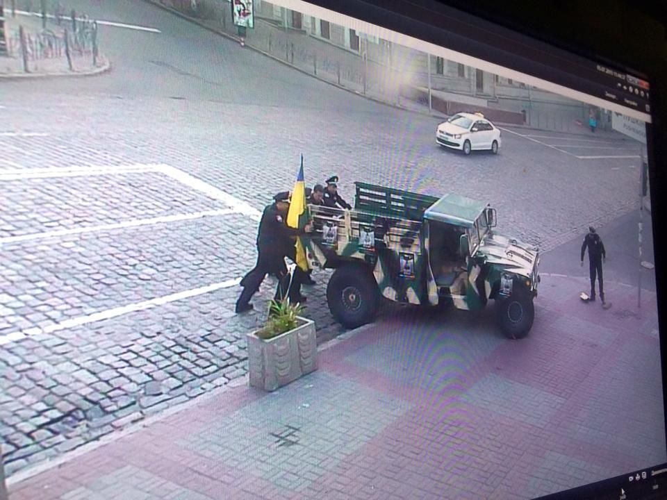 Патрулі в Києві заштовхали Hummer з проїжджої частини на тротуар. Фотофакт