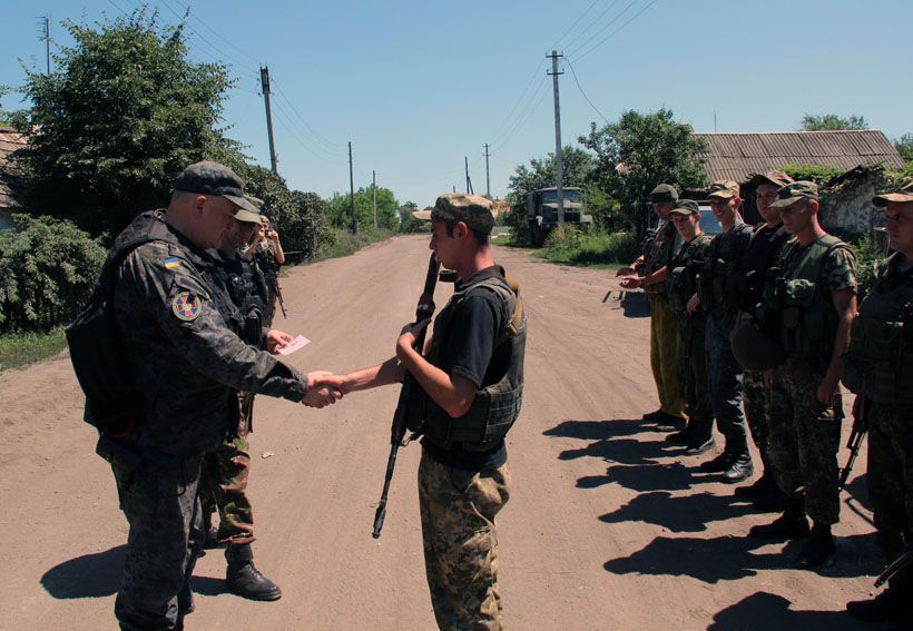 Бійців АТО на передовій нагородили медалями "Незалежність України"