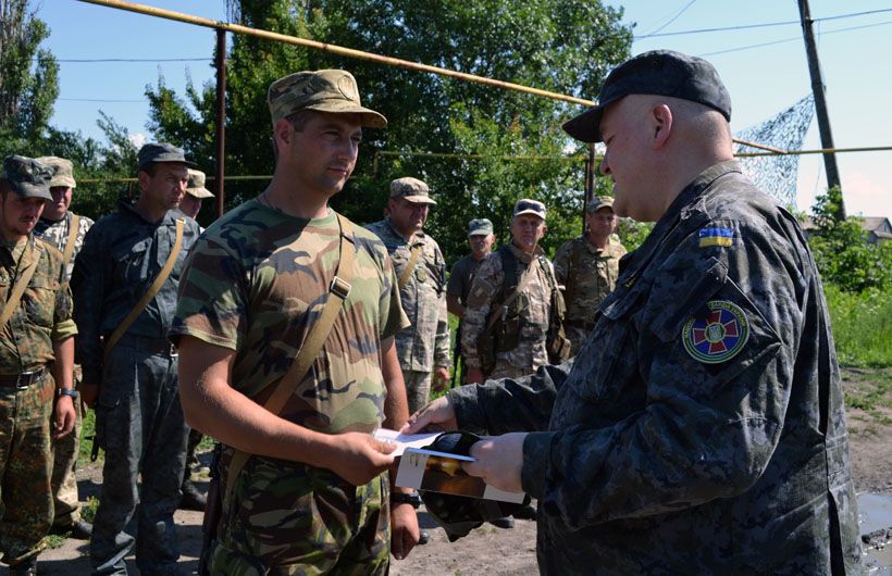 Бойцов АТО на передовой наградили медалями "Независимость Украины"