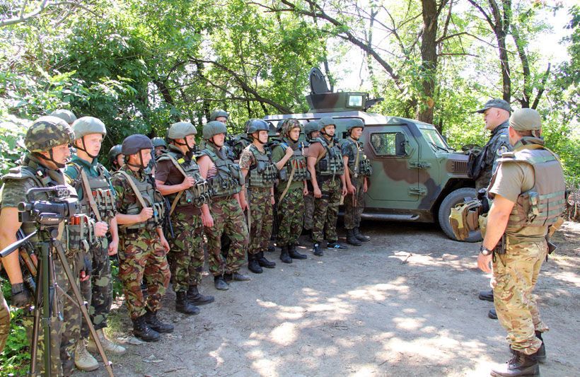 Бійців АТО на передовій нагородили медалями "Незалежність України"