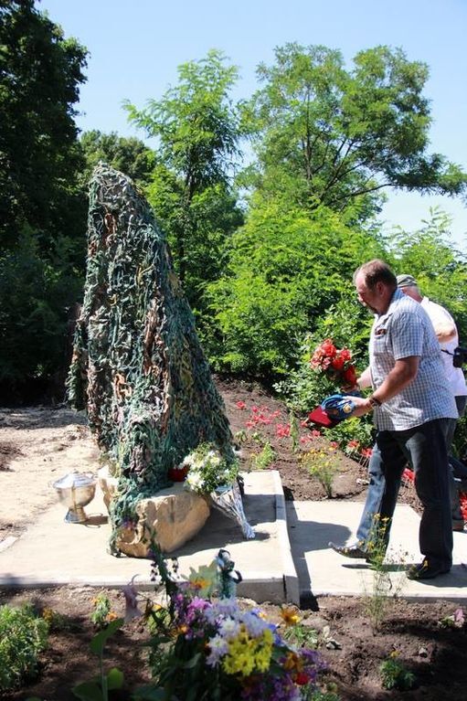 Між Слов'янськом і Краматорськом відкрили пам'ятник загиблим героям АТО: опубліковані фото