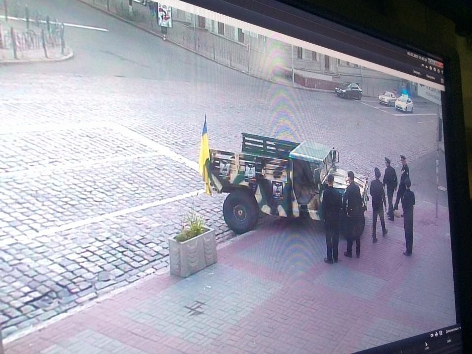 Патрулі в Києві заштовхали Hummer з проїжджої частини на тротуар. Фотофакт