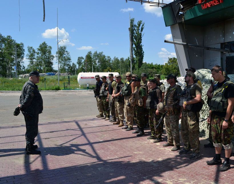 Бійців АТО на передовій нагородили медалями "Незалежність України"