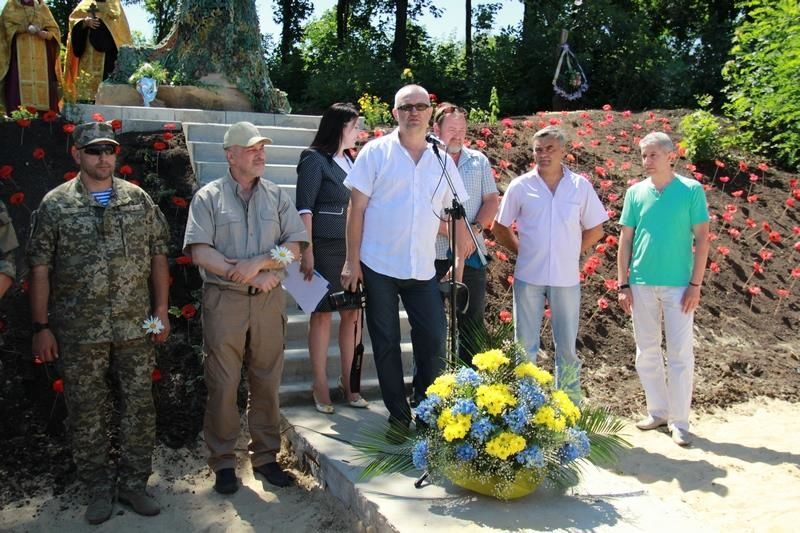 Между Славянском и Краматорском открыли памятник погибшим героям