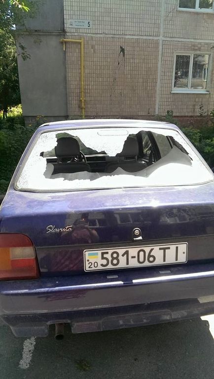 У Тернополі хуліган в балаклаві обстріляв вісім авто: фотофакт