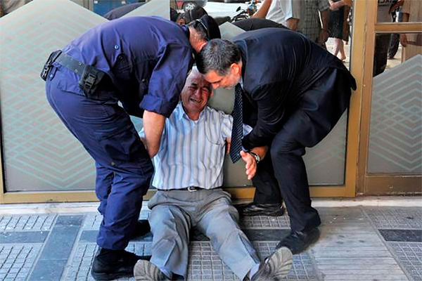 Фото грецького пенсіонера, що плаче підірвало соцмережі