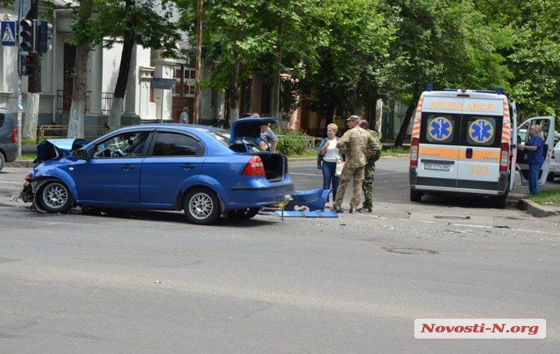 В Николаеве в авто главы обллесхоза врезался Chevrolet военных: есть раненые