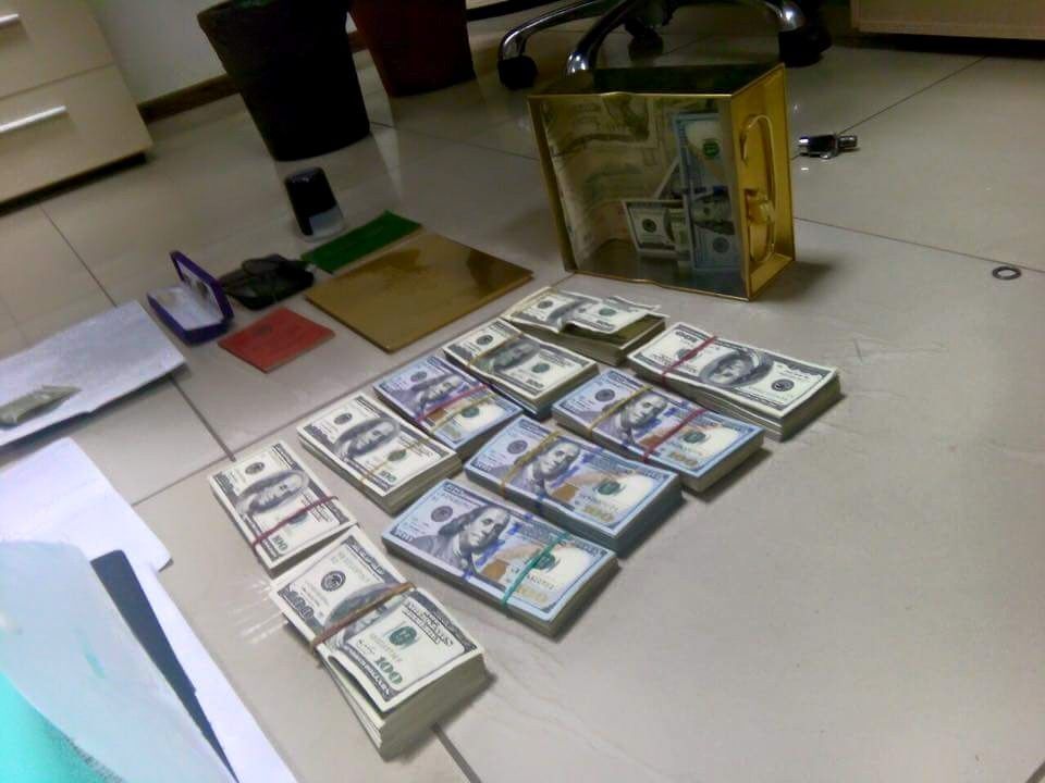 "Килим" з доларів, діаманти і Калашников: опубліковані фото знахідок у кабінетах прокурорів-хабарників