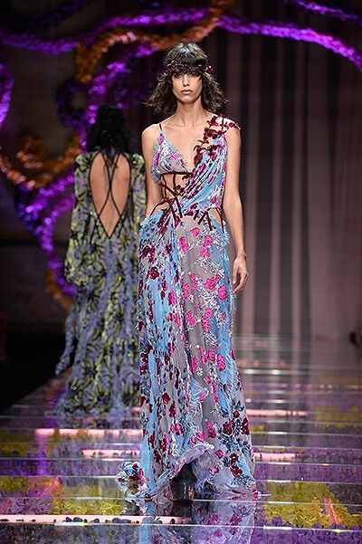 Показ Versace произвел фурор в Париже: тысячи орхидей и супермодели в  роскошных платьях