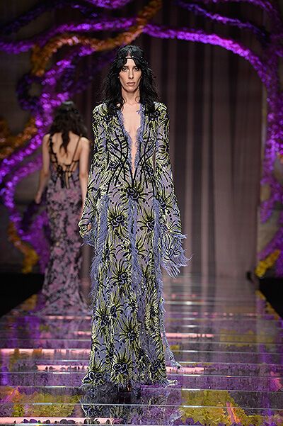 Показ Versace произвел фурор в Париже: тысячи орхидей и супермодели в  роскошных платьях