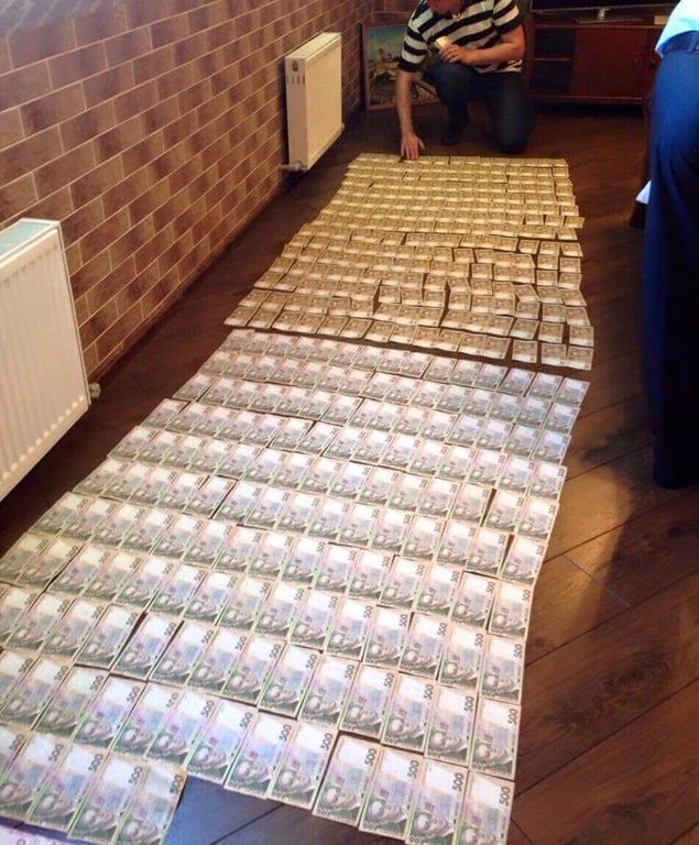 "Ковер" из долларов, бриллианты и Калашников: опубликованы фото находок в кабинетах прокуроров-взяточников