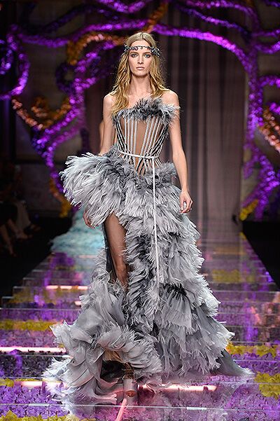 Показ Versace произвел фурор в Париже: тысячи орхидей и супермодели в  роскошных платьях