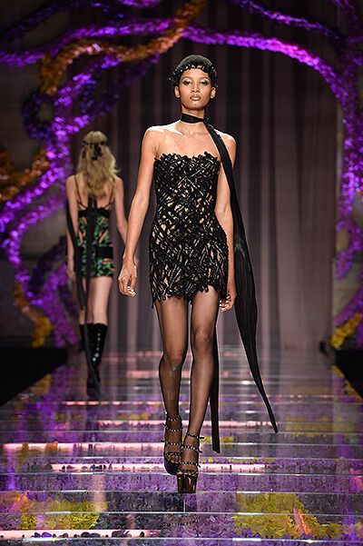 Показ Versace произвел фурор в Париже: тысячи орхидей и супермодели в  роскошных платьях