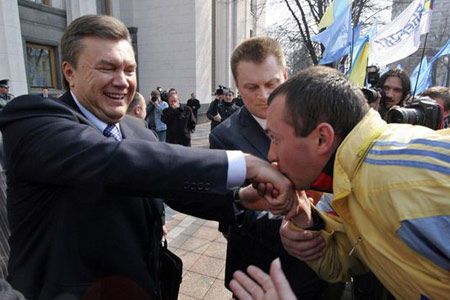 Топ самых ярких поцелуев в украинской политике: пылкие, неожиданные и лицемерные