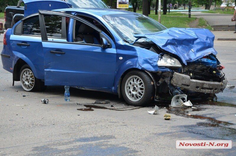 В Николаеве в авто главы обллесхоза врезался Chevrolet военных: есть раненые