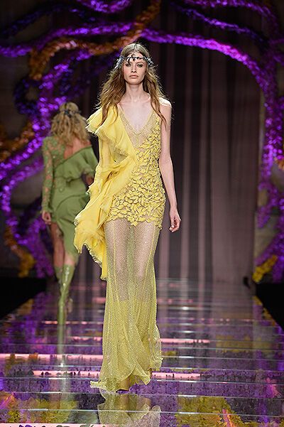 Показ Versace произвел фурор в Париже: тысячи орхидей и супермодели в  роскошных платьях